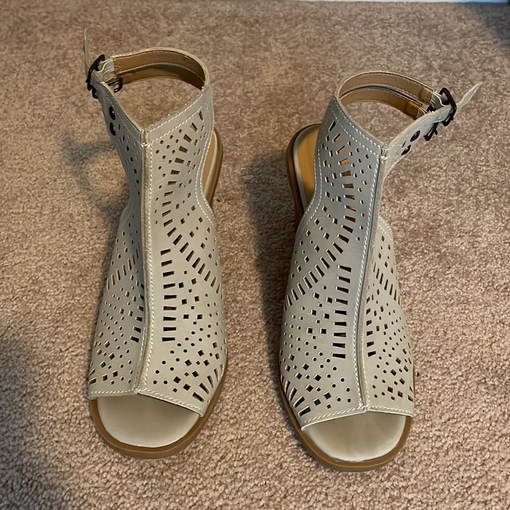 True Craft Woman’s Open-Toed Block Heel 3” Tan Sz… - image 2